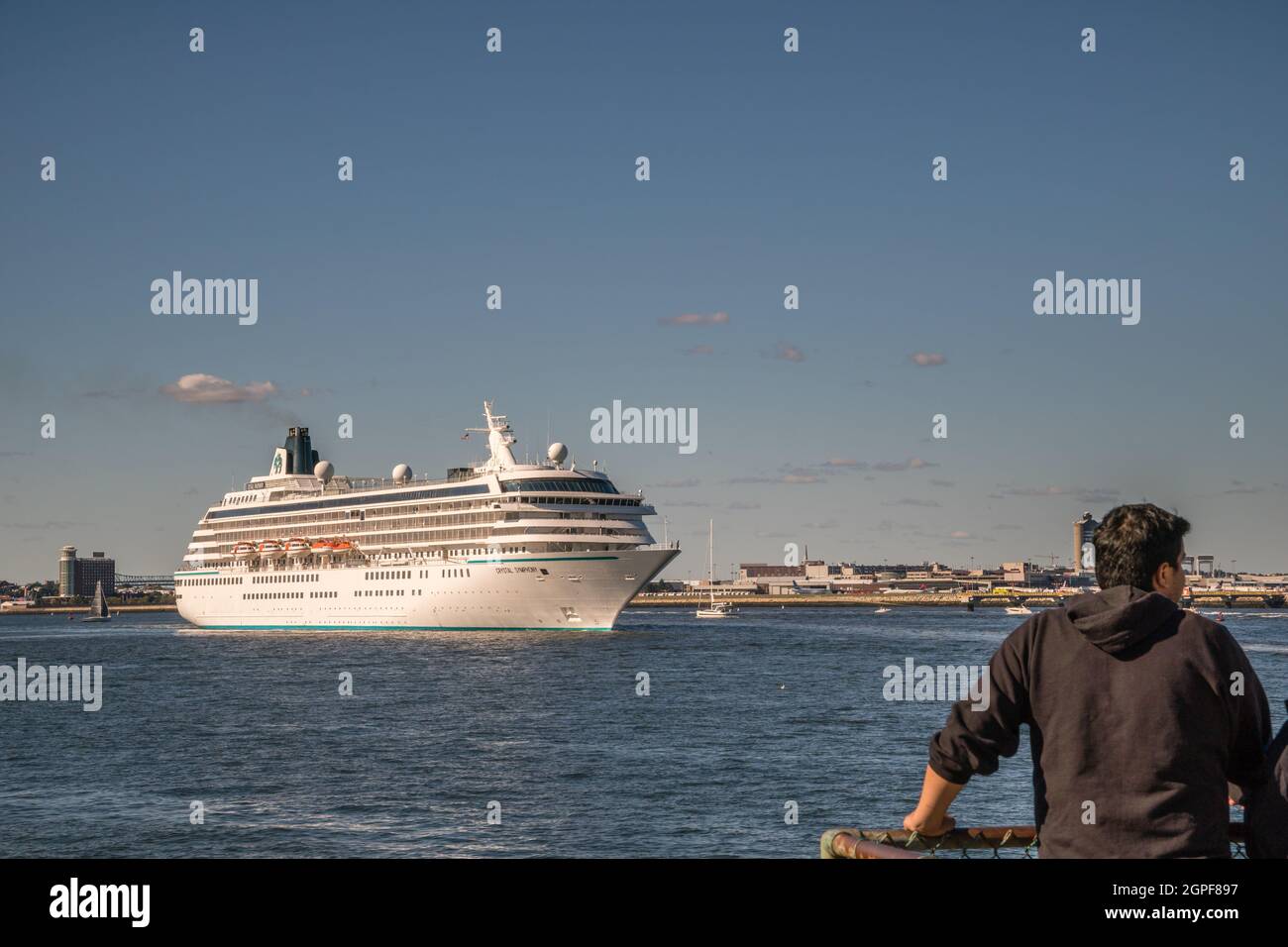 Boston, MA, USA - 19. September 2021: Die Menschen beobachten, wie fast leeres Kreuzschiff den Hafen verlässt. Die Kreuzfahrtbranche hat sich während der wirtschaftlich schwer getan Stockfoto