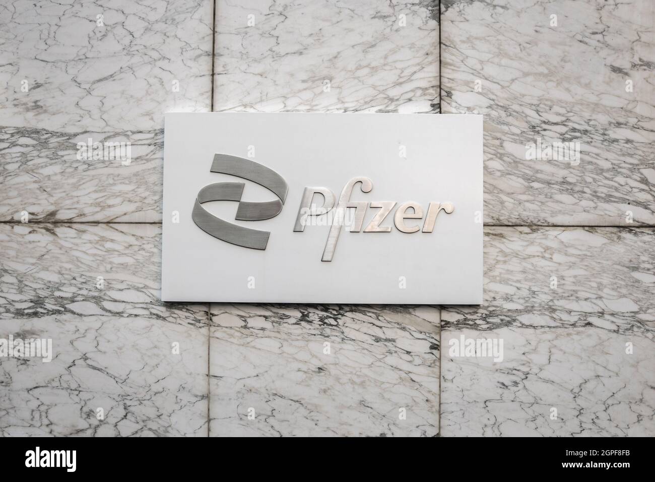 New York, NY, USA - 24. August 2021: Pfizer Bürogebäude in Manhattan. Pfizer ist ein US-amerikanischer multinationaler Pharmakonzern. Stockfoto