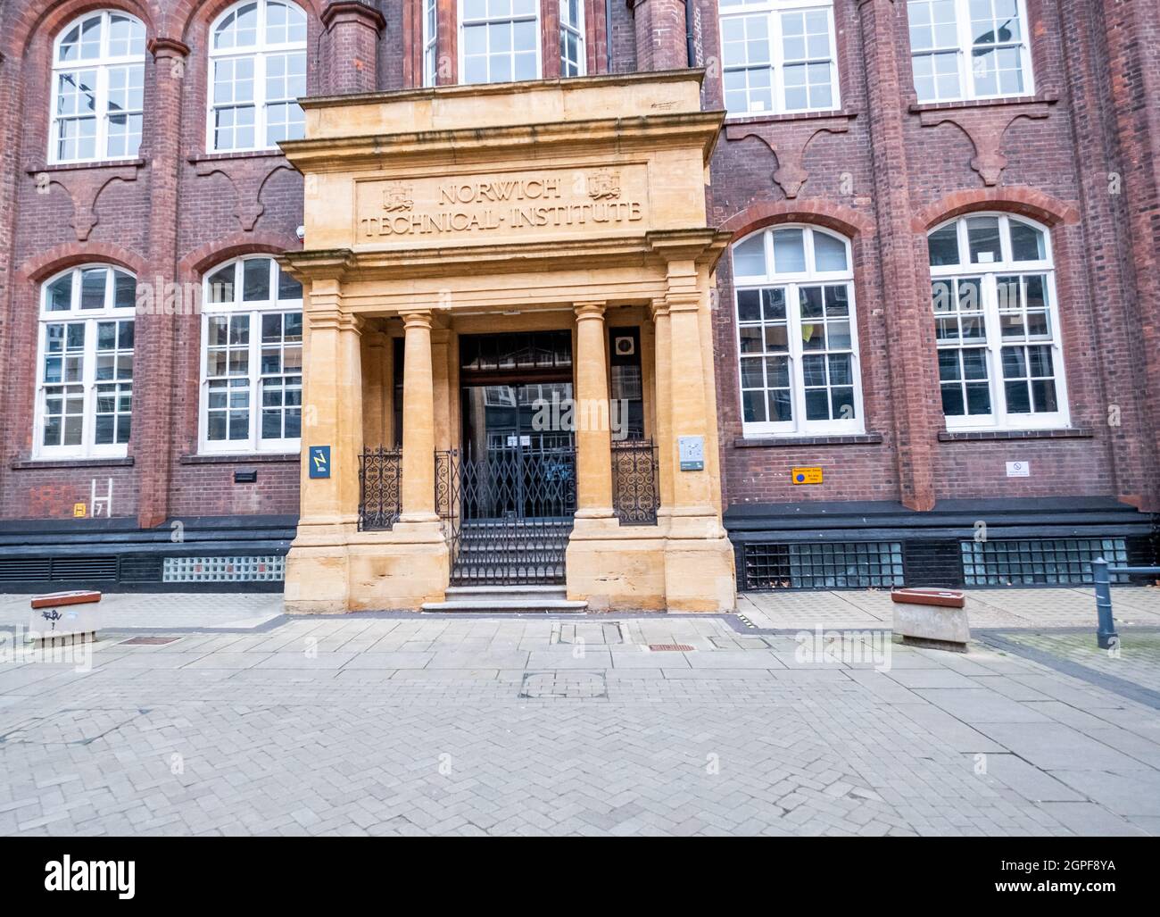 Norwich, Norfolk, Großbritannien – 11 2021. September. Das Äußere des Norwich Technical Institute and Art College und der beeindruckende Eingang. Stockfoto