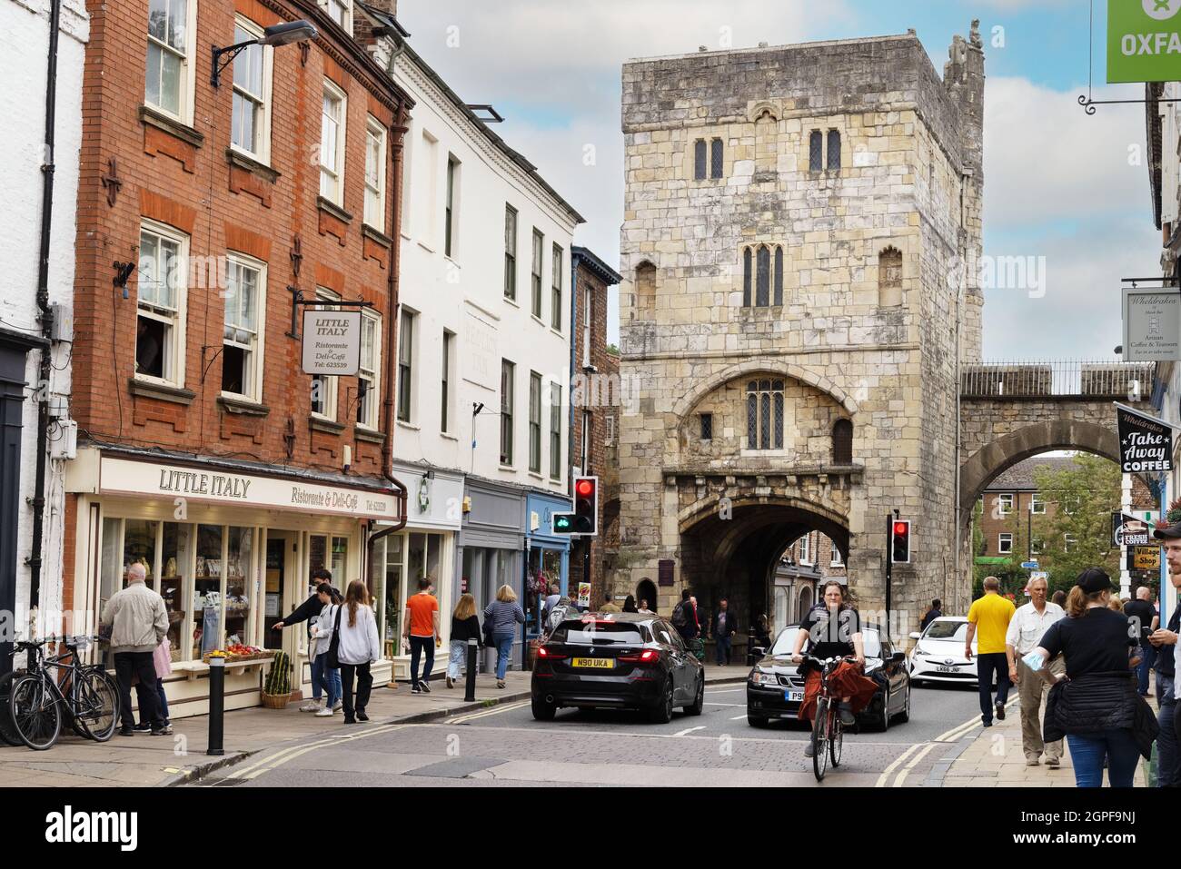 Das mittelalterliche York UK; Goodramgate, eine historische Straße in York, und Monk Bar, eine Festung aus dem 14th. Jahrhundert an der Stadtmauer von York, im Zentrum von York Yorkshire UK Stockfoto