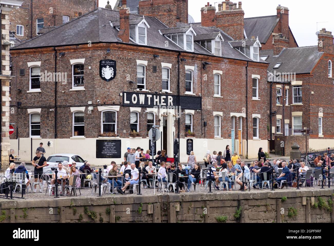 Yorkshire Pub; vor dem Lowther Pub, Cumberland Street, York City Centre, York UK, sitzen Menschen, die trinken Stockfoto