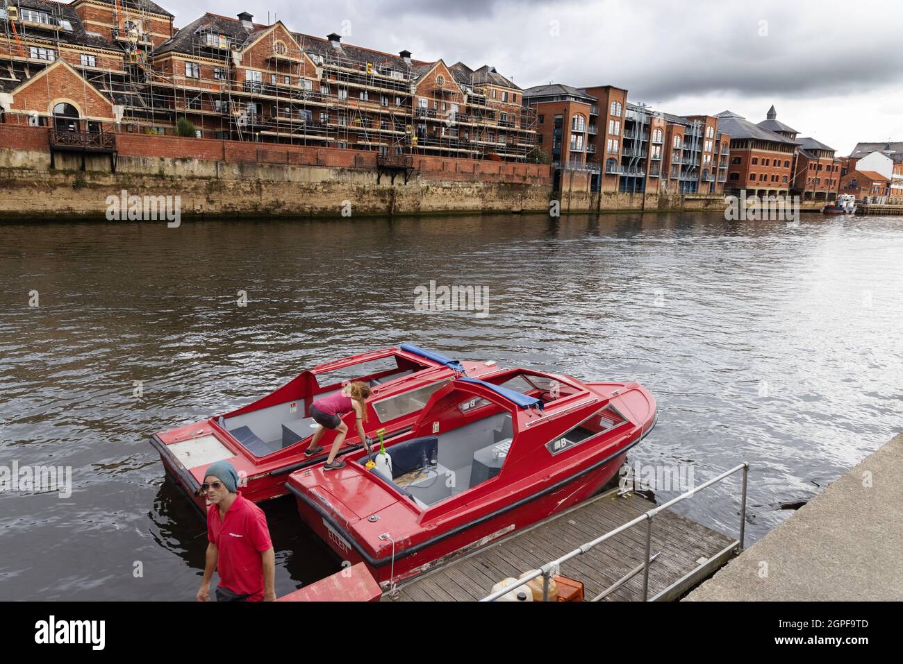 Der Fluss Ouse, York UK; Selbstmieter Boote für den Tourismus auf dem Fluss Ouse, York City Centre, York UK Stockfoto