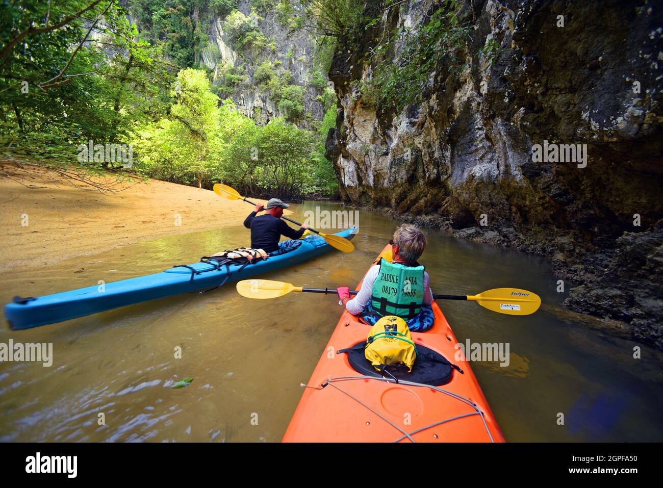 THAILAND, NATIONALPARK VON AO PHANG NGA, KAYAK-REISE IN ANDAMANENSEE, MR Stockfoto