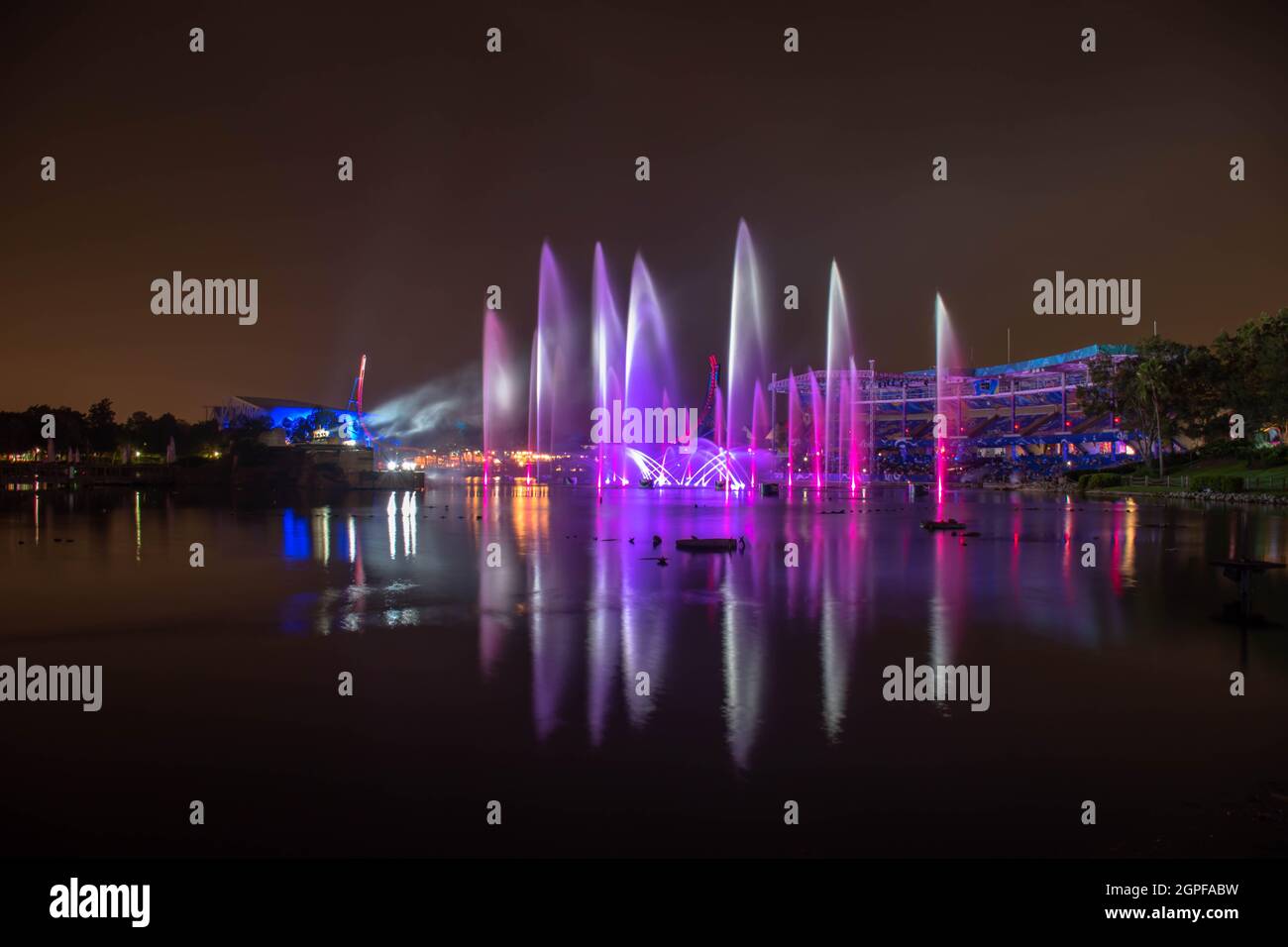 Orlando, Florida. 03. September 2021. Tanzende Wasserjets im elektrischen Ozean bei Seaworld (1) Stockfoto