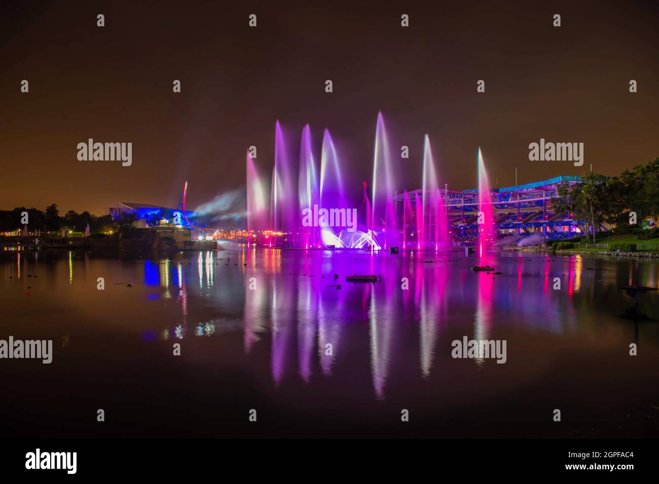 Orlando, Florida. 03. September 2021. Tanzende Wasserjets im elektrischen Ozean bei Seaworld (2) Stockfoto