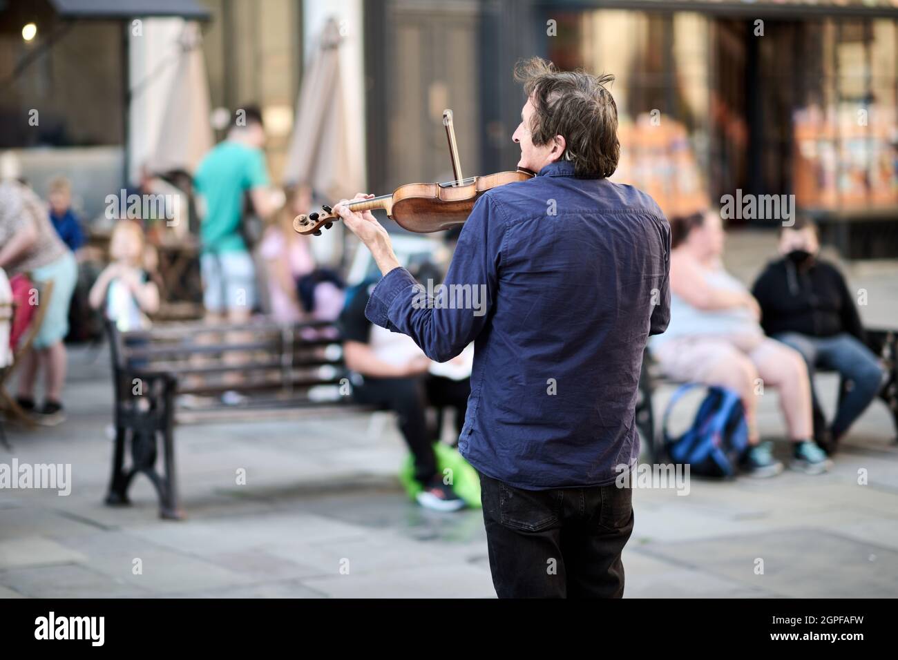 Bucker, der in Bath Geige spielt Stockfoto