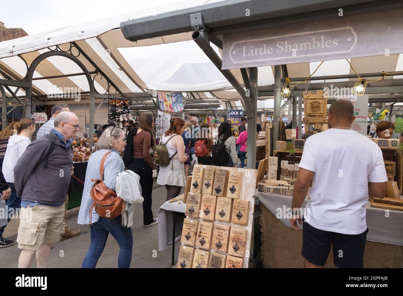 Little Shambles Market York UK, beschäftigt mit Shopper und Ständen, York City Centre, York, Yorkshire UK Stockfoto