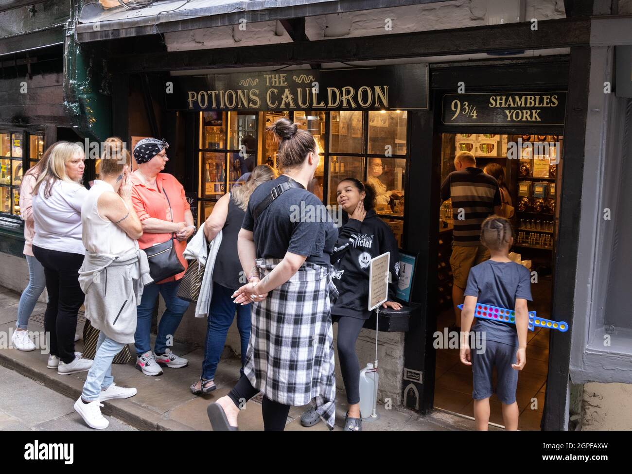 Harry Potter Shop, The Shambles York UK; Menschen, die vor dem „Tränenkessel“ Schlange stehen, unter dem Motto „Harry Potter Filme“, York England Stockfoto