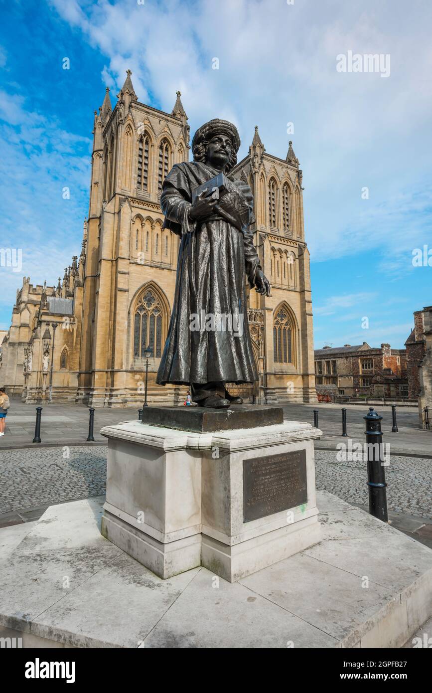 Die Statue von Raja RAM Mohan Roy befindet sich in der Deanery Road in den Dombezirken der Bristol Cathedral, England, Großbritannien Stockfoto