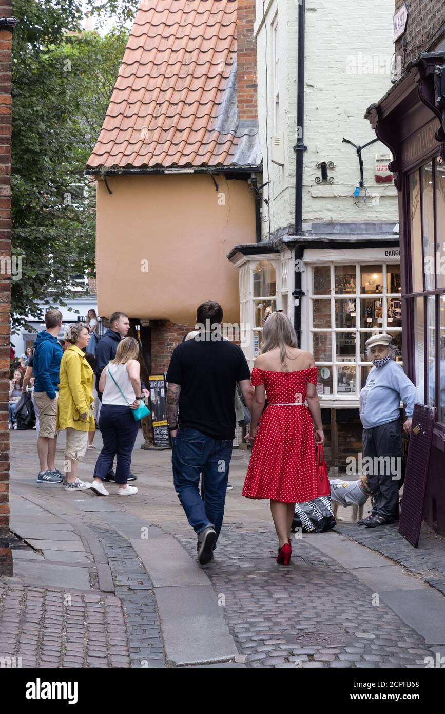 York UK Straßenszene, Menschen, die in den Trümmern herumlaufen, York City Centre, York, Yorkshire UK Stockfoto