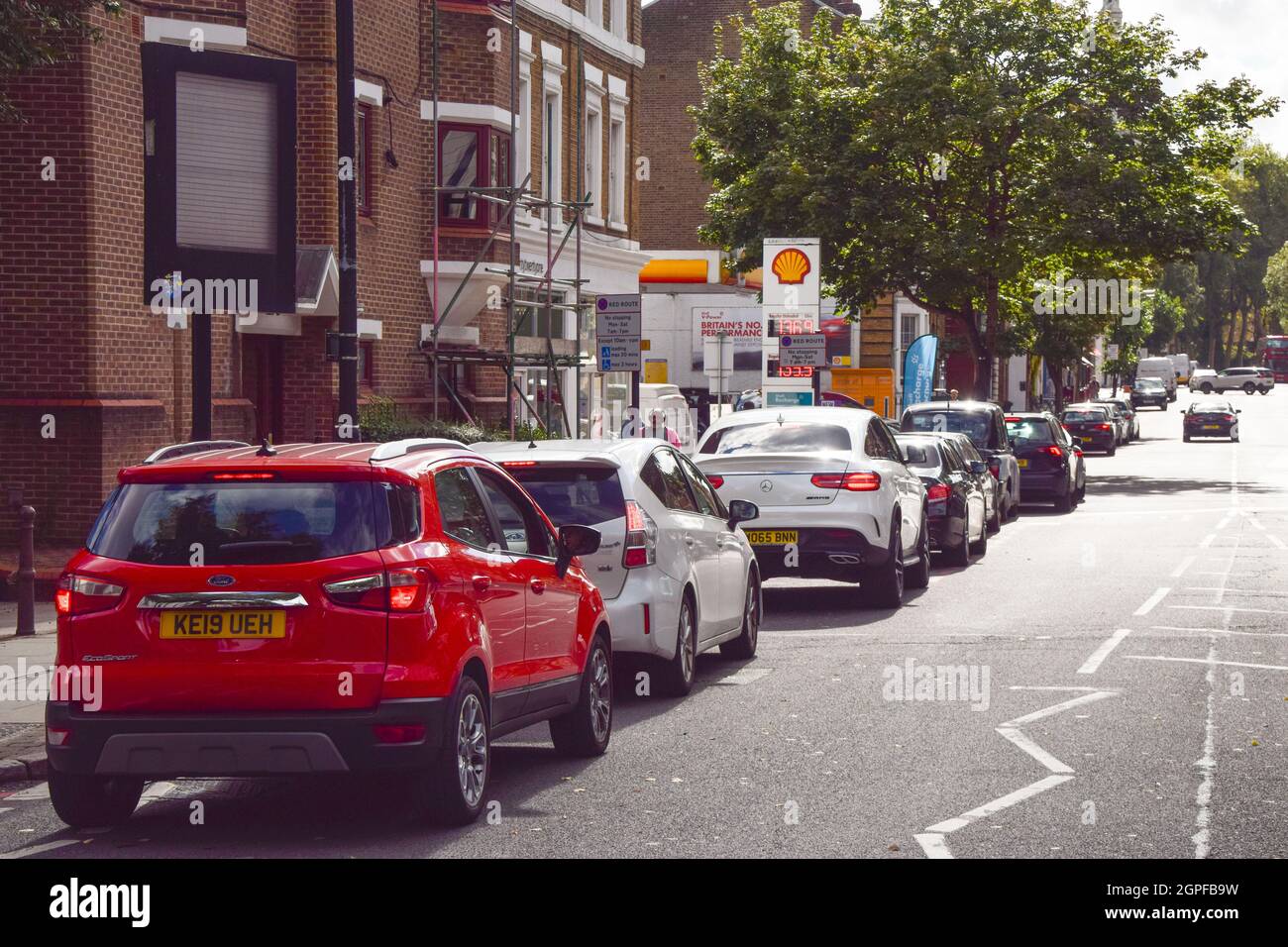 London, Großbritannien. September 2021. Eine lange Schlange an einer Shell-Station in Islington, wenn die Tankstellen wieder geöffnet werden. An vielen Stationen ist aufgrund des Mangels an Lkw-Fahrern im Zusammenhang mit dem Brexit und des panischen Kaufs der Kraftstoff ausgelaufen. Kredit: Vuk Valcic / Alamy Live Nachrichten Stockfoto