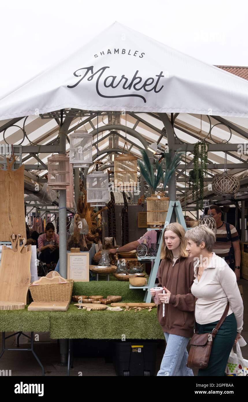 Zwei Frauen, die in Großbritannien einkaufen; Frauen, die auf dem Shambles-Markt einkaufen, The Shambles, York City Centre, York UK Stockfoto