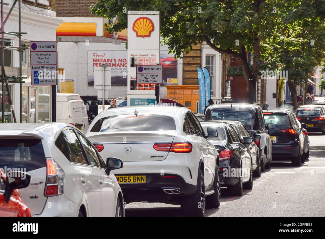 London, Großbritannien. September 2021. Eine lange Schlange an einer Shell-Station in Islington, wenn die Tankstellen wieder geöffnet werden. An vielen Stationen ist aufgrund des Mangels an Lkw-Fahrern im Zusammenhang mit dem Brexit und des panischen Kaufs der Kraftstoff ausgelaufen. Kredit: Vuk Valcic / Alamy Live Nachrichten Stockfoto