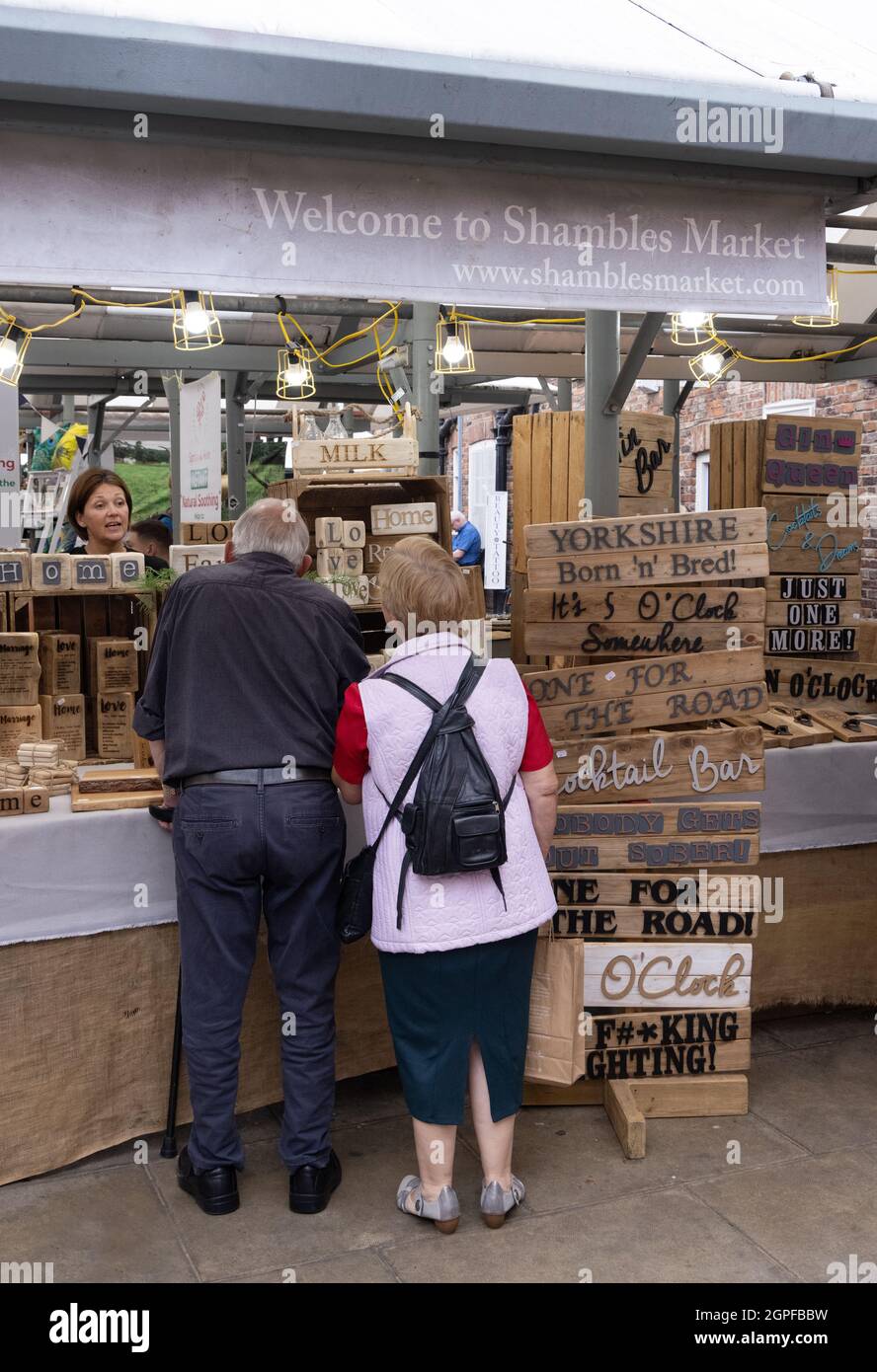 York Shambles Market - Menschen einkaufen an einem Handwerksmarkt Stand, der Shambles Markt, York City Centre, York, Yorkshire UK Stockfoto