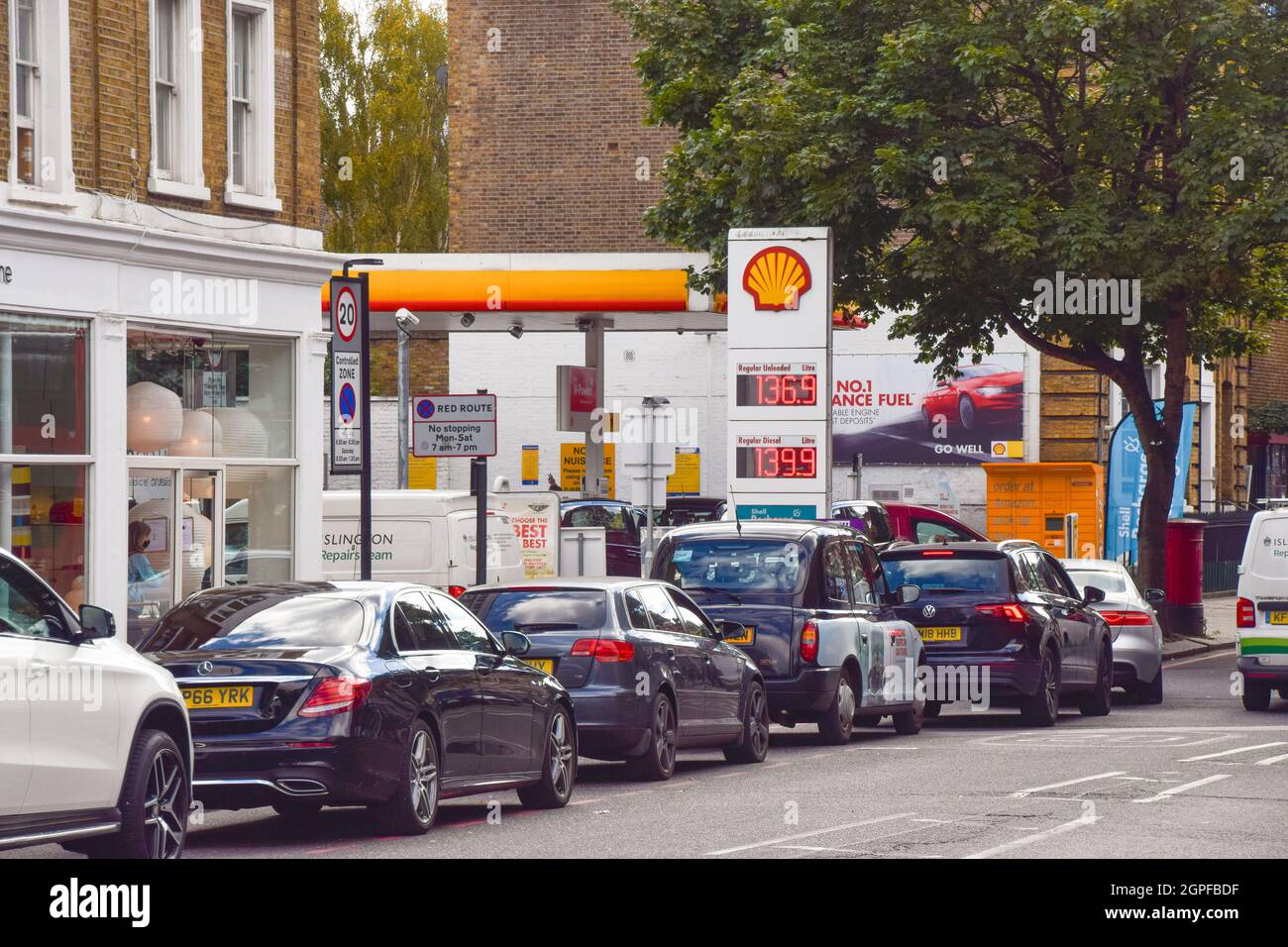 London, Großbritannien. September 2021. Eine lange Schlange an einer Shell-Station in Islington, wenn die Tankstellen wieder geöffnet werden. An vielen Stationen ist aufgrund des Mangels an Lkw-Fahrern im Zusammenhang mit dem Brexit und des panischen Kaufs der Kraftstoff ausgelaufen. Kredit: Vuk Valcic / Alamy Live Nachrichten Stockfoto