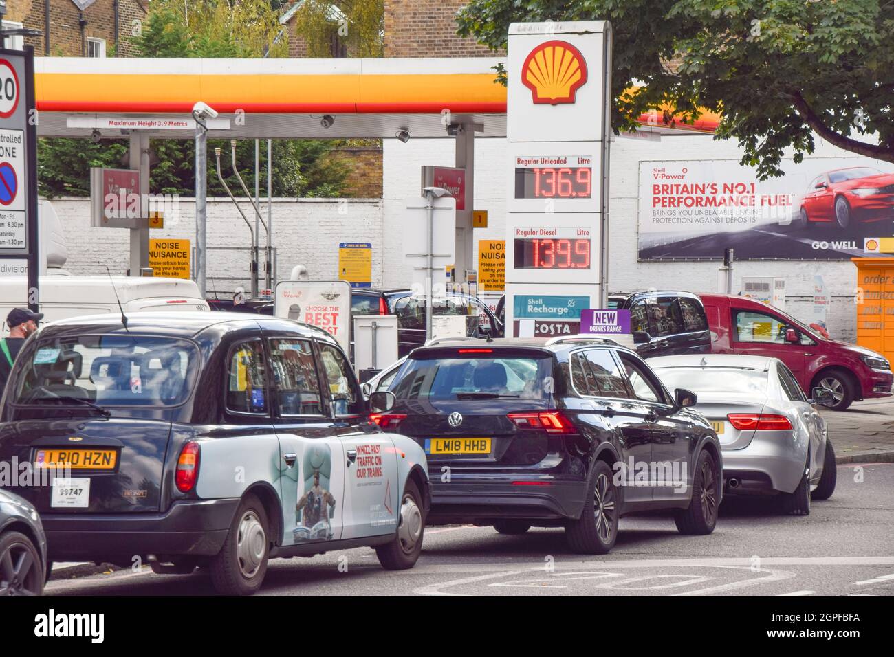 London, Großbritannien. September 2021. Eine lange Schlange an einer Shell-Station in Islington, wenn die Tankstellen wieder geöffnet werden. An vielen Stationen ist aufgrund des Mangels an Lkw-Fahrern im Zusammenhang mit dem Brexit und des panischen Kaufs der Kraftstoff ausgelaufen. Kredit: Vuk Valcic / Alamy Live Nachrichten Stockfoto