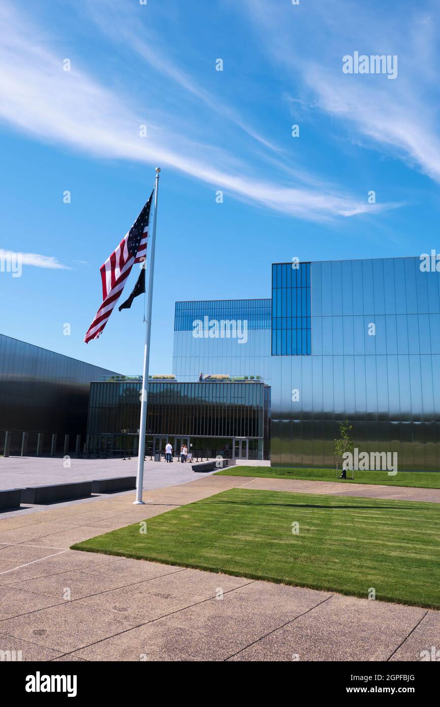 Der Vordereingang mit der fliegenden amerikanischen Flagge. Im National Museum of the United States Army in Fort Belvoir, Virginia. Stockfoto