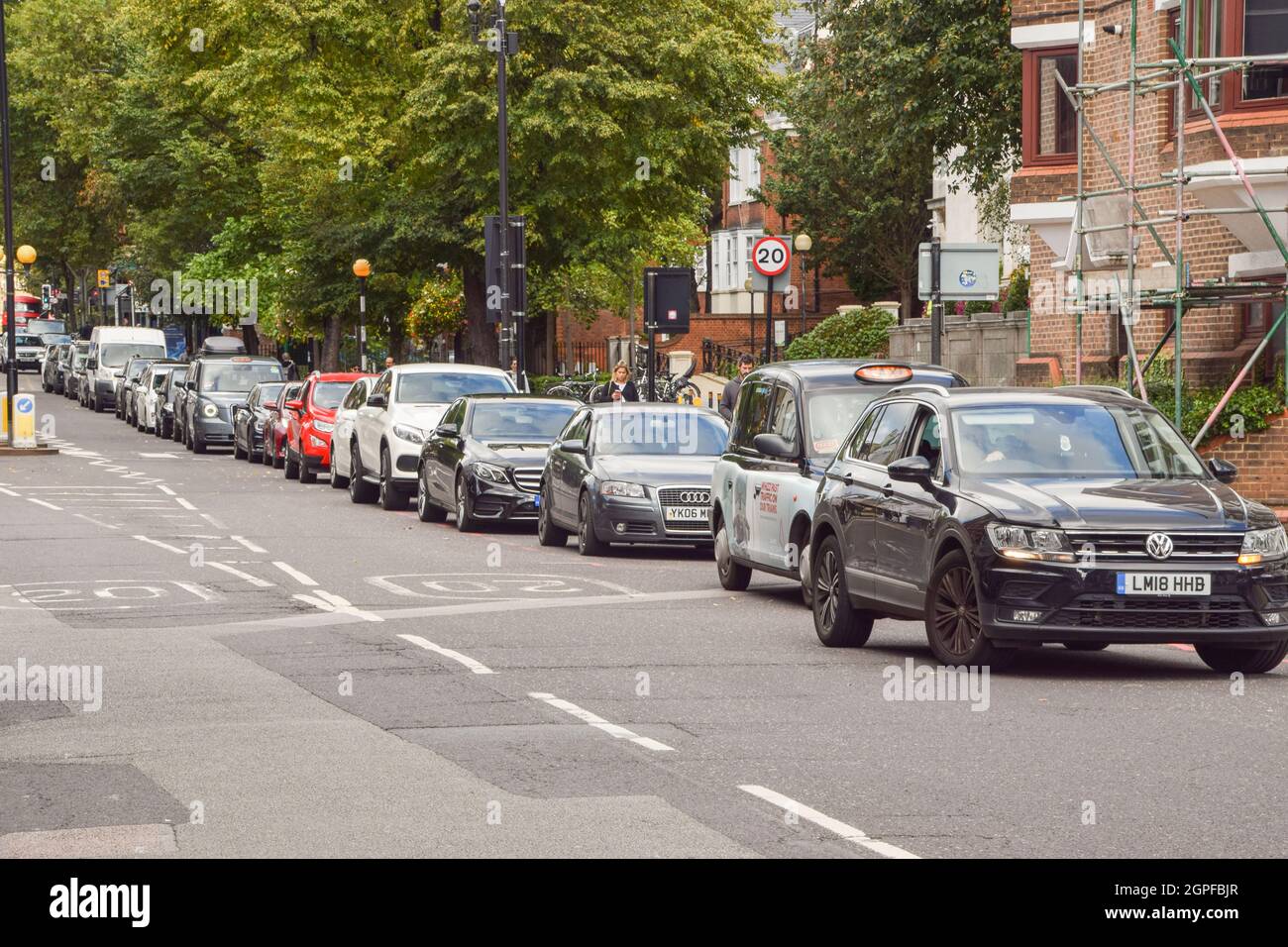 London, Großbritannien. September 2021. Eine lange Schlange an einer Shell-Station in Islington, wenn die Tankstellen wieder geöffnet werden. An vielen Stationen ist aufgrund des Mangels an Lkw-Fahrern im Zusammenhang mit dem Brexit und des panischen Kaufs der Kraftstoff ausgelaufen. Kredit: Vuk Valcic / Alamy Live Nachrichten Stockfoto