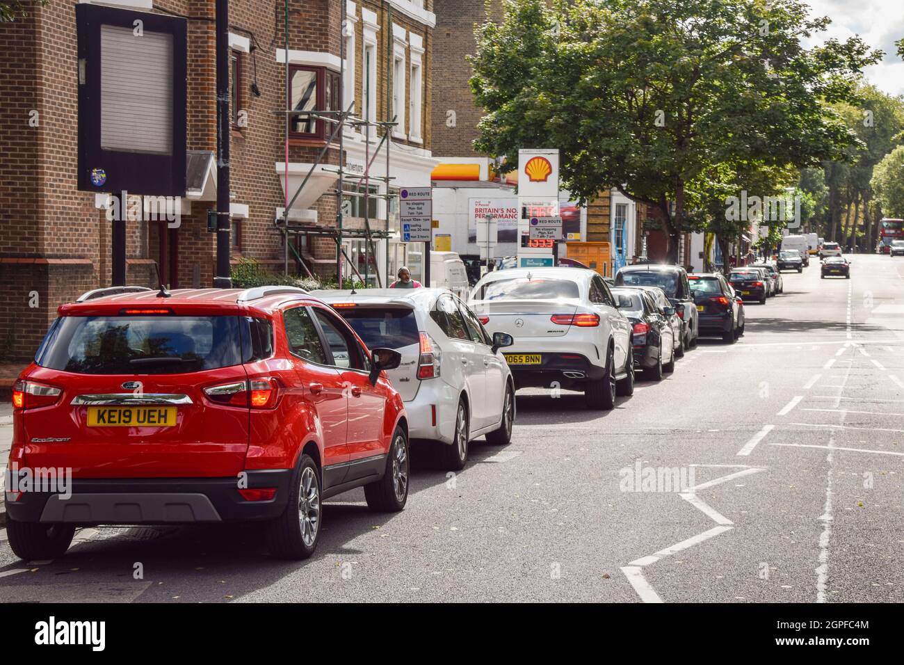 London, Großbritannien. September 2021. Eine lange Schlange an einer Shell-Station in Islington, wenn die Tankstellen wieder geöffnet werden. An vielen Tankstellen ist aufgrund des Mangels an Lkw-Fahrern im Zusammenhang mit dem Brexit und des panischen Kaufs Benzin ausgelaufen. Stockfoto