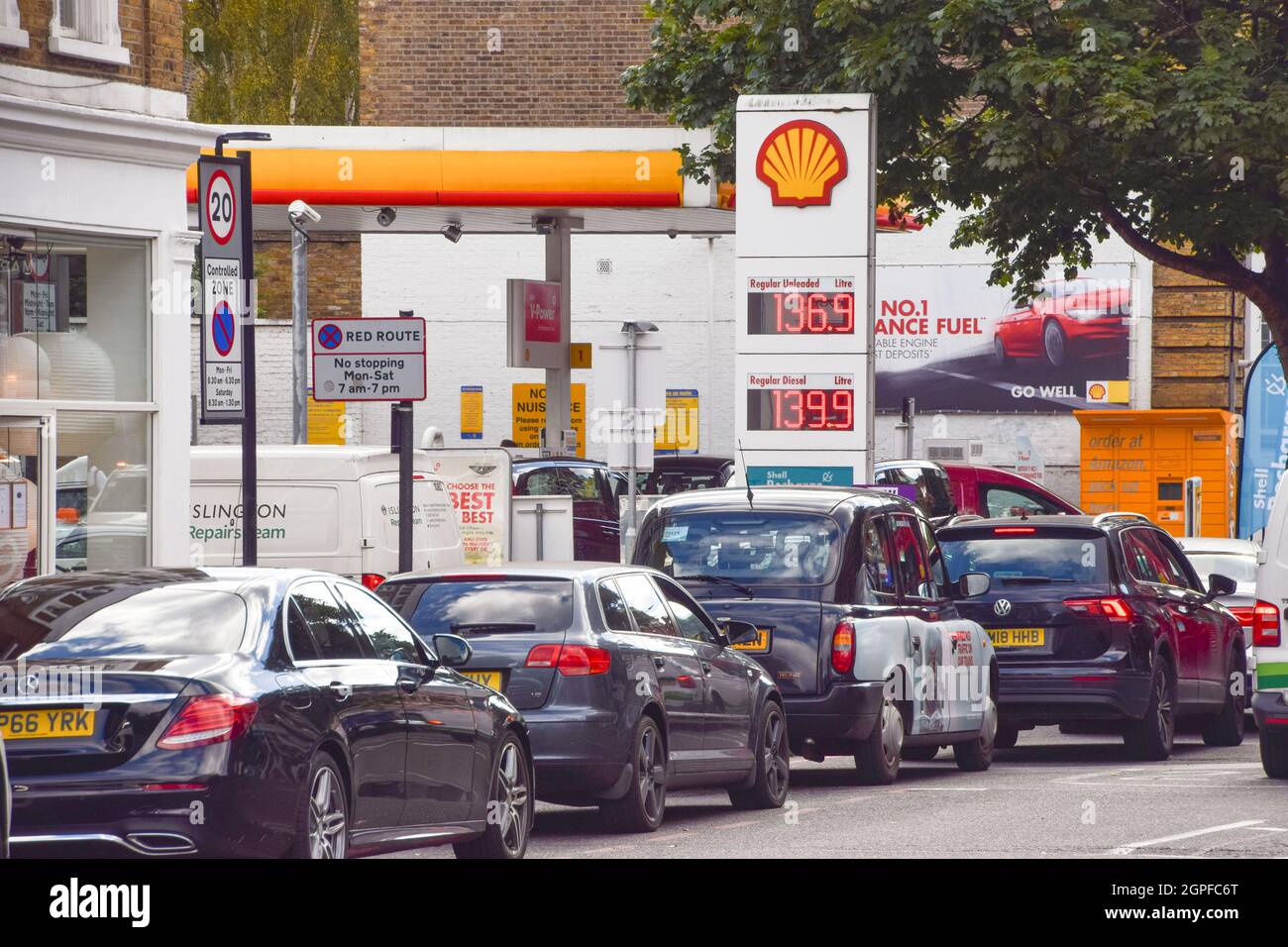 London, Großbritannien. September 2021. Eine lange Schlange an einer Shell-Station in Islington, wenn die Tankstellen wieder geöffnet werden. An vielen Tankstellen ist aufgrund des Mangels an Lkw-Fahrern im Zusammenhang mit dem Brexit und des panischen Kaufs Benzin ausgelaufen. Stockfoto