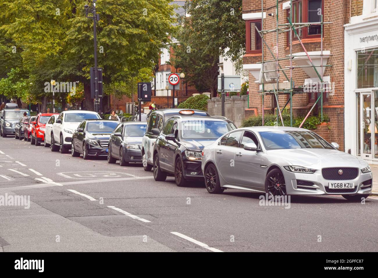 London, Großbritannien. September 2021. Eine lange Schlange an einer Shell-Station in Islington, wenn die Tankstellen wieder geöffnet werden. An vielen Tankstellen ist aufgrund des Mangels an Lkw-Fahrern im Zusammenhang mit dem Brexit und des panischen Kaufs Benzin ausgelaufen. Stockfoto