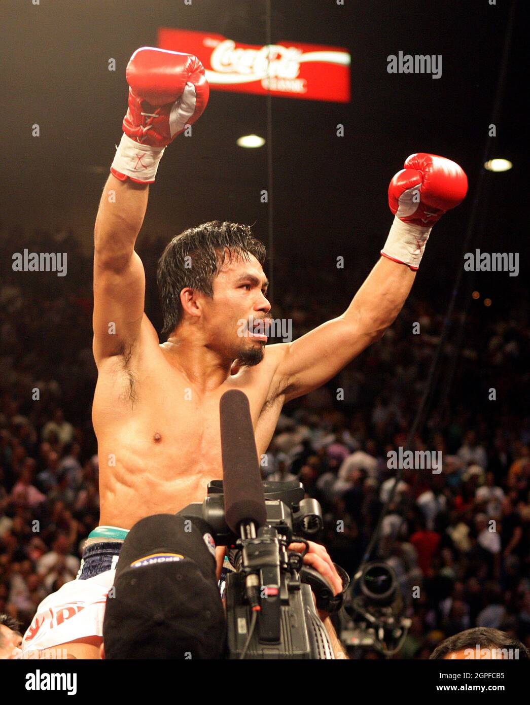 Aktenfoto vom 02-05-2009 von Manny Pacquiao wird hochgehalten, nachdem er Ricky Hatton während des Light Welterweight-Kampfes im MGM Grand, Las Vegas, USA, geschlagen hatte. Ausgabedatum: Mittwoch, 29. September 2021. Stockfoto
