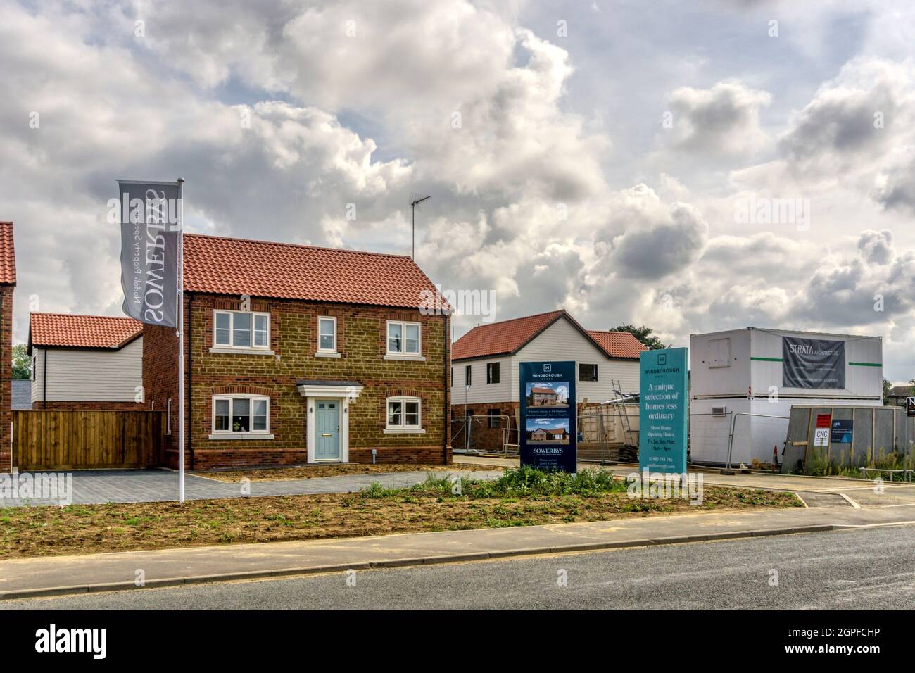 Neue Wohnungen von Windborough Homes zum Verkauf. Erbaut auf einem Grünfeld-Gelände im Norfolk-Dorf Ingoldisthorpe. Stockfoto