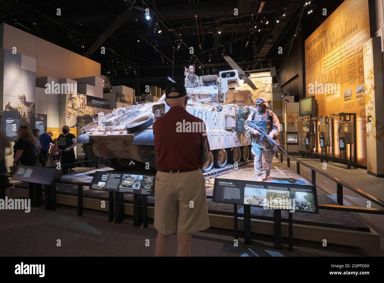 Ein Bradley-Kampffahrzeug, das während des Wüstenschildes „Sturm“ verwendet wurde. Im National Museum of the United States Army in Fort Belvoir, Virginia. Stockfoto