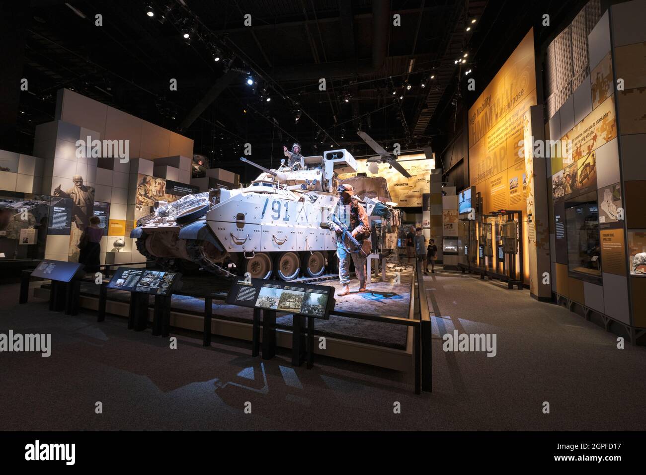 Ein Bradley-Kampffahrzeug, das während des Wüstenschildes „Sturm“ verwendet wurde. Im National Museum of the United States Army in Fort Belvoir, Virginia. Stockfoto