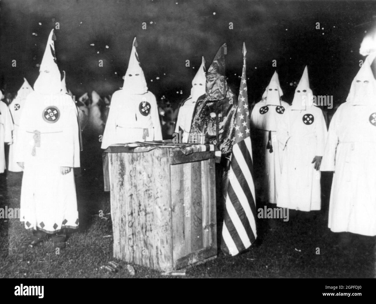 Vintage-Foto um 1920, das Mitglieder des Ku Klux Klan aus Chicago und Illinois zeigt, die in Roben vor einem Altar während einer Mitternachtsversammlung von 30,000 Mitgliedern posieren Stockfoto