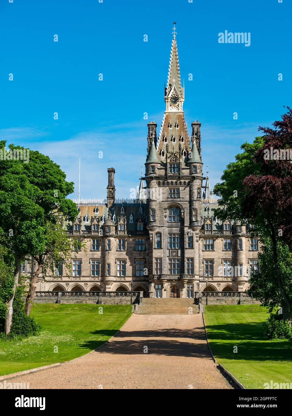 Schottisches Gebäude im baronialen Stil Fettes College, unabhängiges Schulgebäude von David Bryce an sonnigen Tagen, Edinburgh, Schottland, Großbritannien Stockfoto