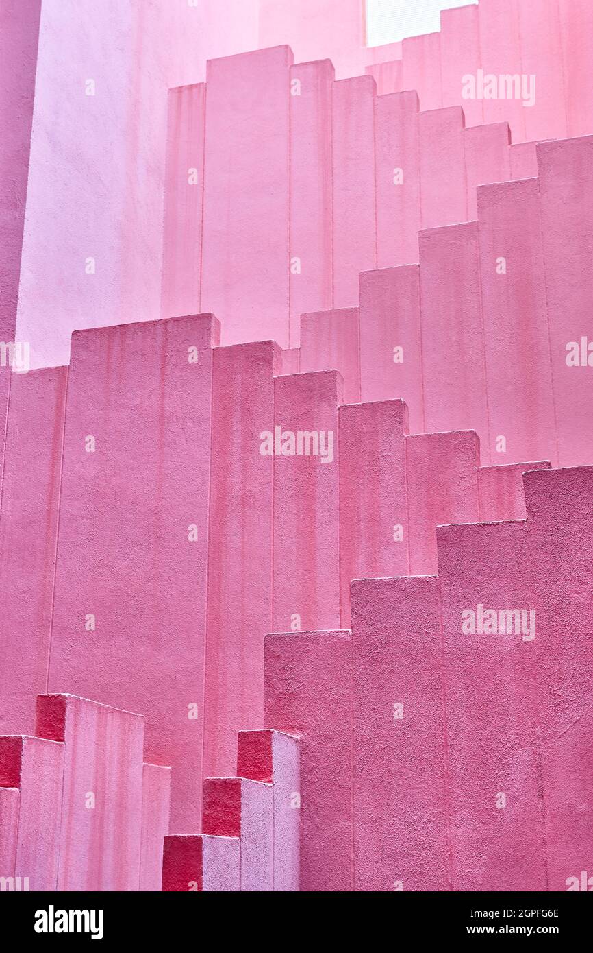 Geometrische Gebäudestruktur in rosa Tönen. Calpe, Spanien Stockfoto