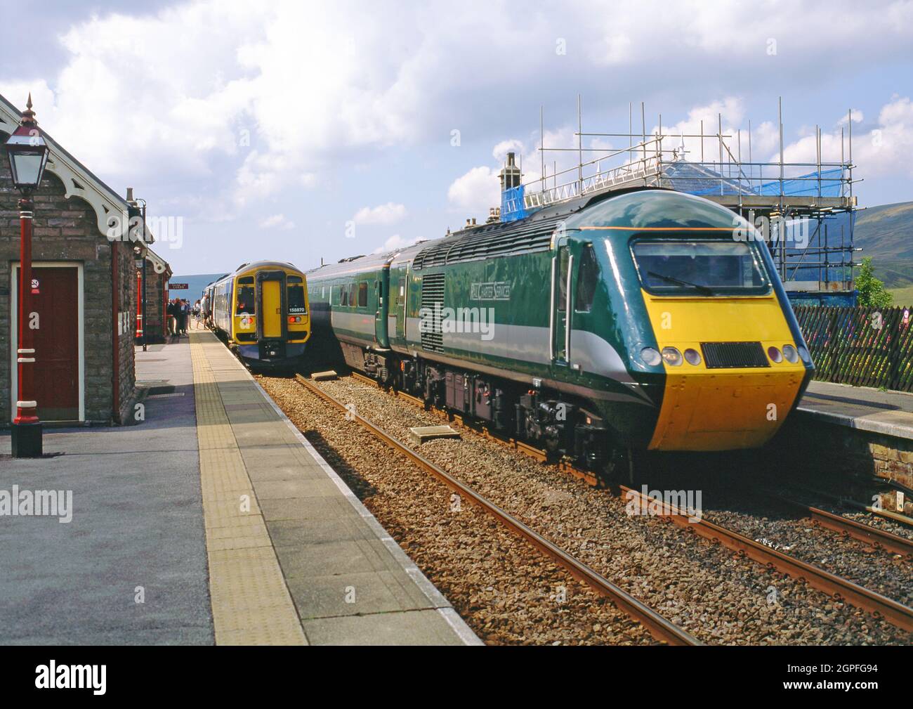 Staycation Express, der durch die Garsdale Station führt, setzt sich zur Carlisle RailwayEngland ein Stockfoto