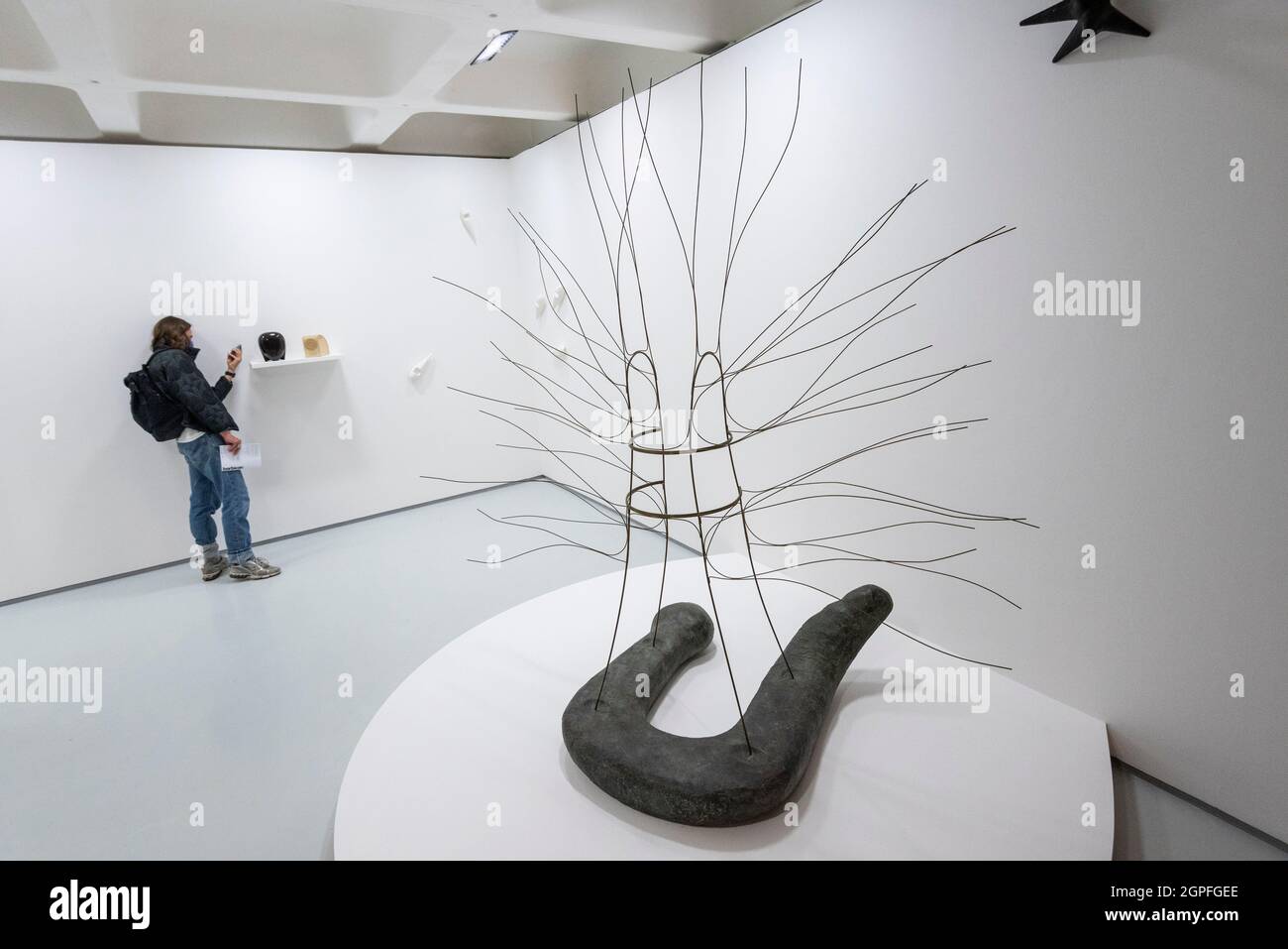 London, Großbritannien. 29. September 2021. Vorschau auf die erste große britische Ausstellung des japanischen amerikanischen Bildhauers Isamu Noguchi in der Barbican Art Gallery seit über 20 Jahren. Noguchi arbeitete mit Architektur, Bühnenbildern, Spielplatzmodellen, Beleuchtung und Möbeln aus verschiedenen Materialien und gilt als einer der experimentellsten und wichtigsten Künstler des 20. Jahrhunderts. Die Ausstellung läuft vom 30. September bis zum 9. Januar 2022. Kredit: Stephen Chung / Alamy Live Nachrichten Stockfoto