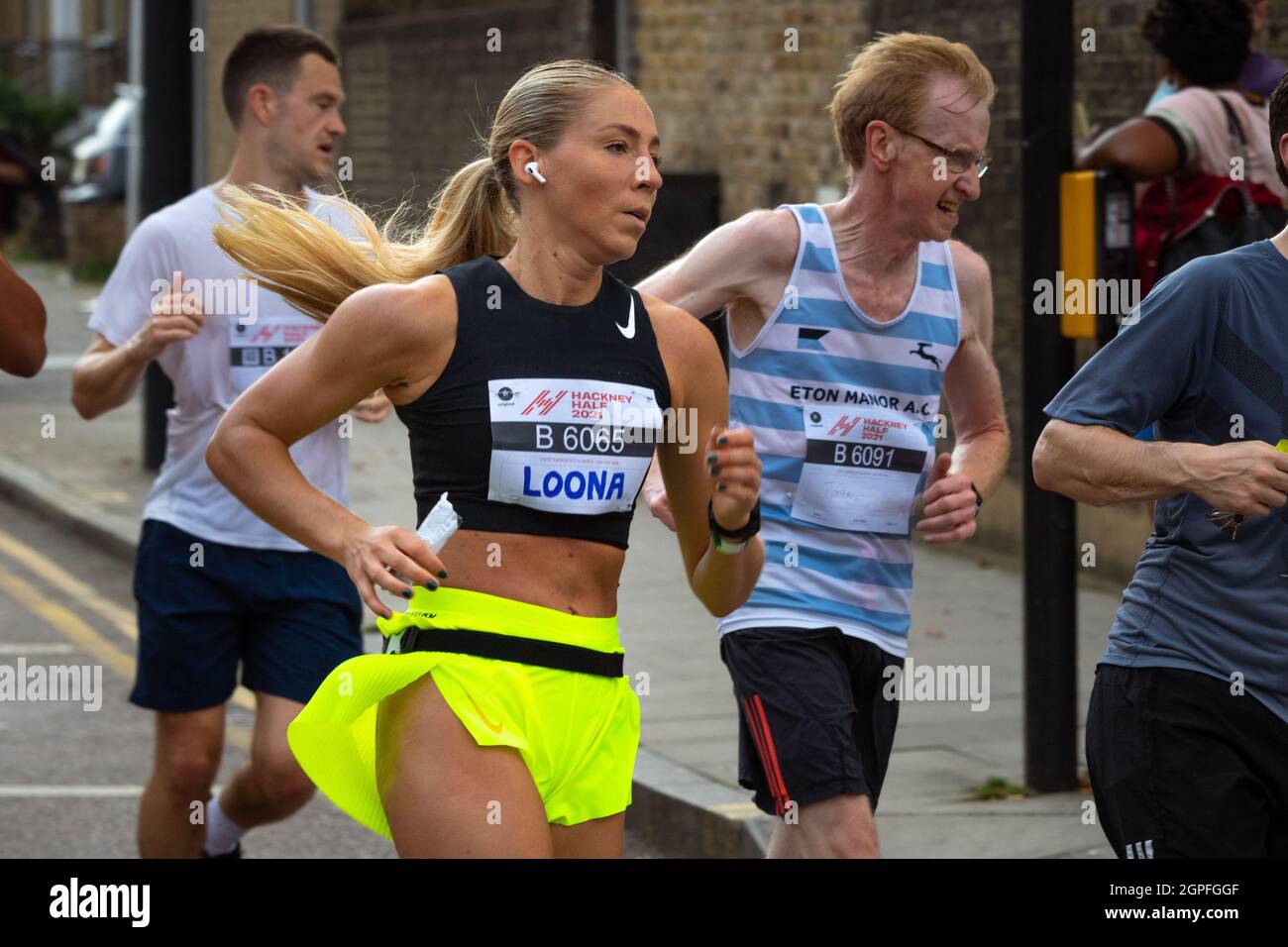 Läufer in der Hackney Half 2021, einem Halbmarathon durch die Straßen von Hackney, London Stockfoto