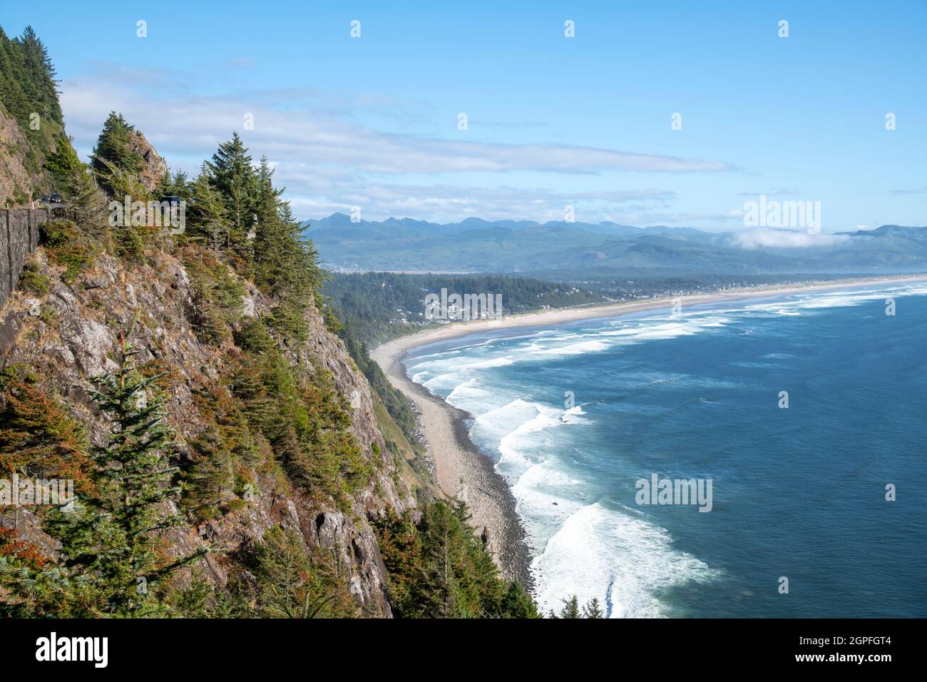 Ocean Coast Line mit Berghang in der Nähe von Seaside Oregon Stockfoto