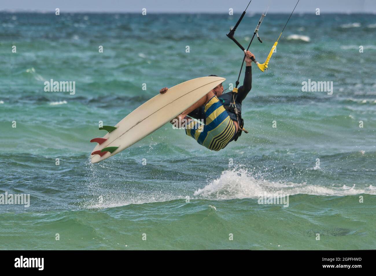 Kitesurfer macht große riskante Sprünge im Meer Stockfoto