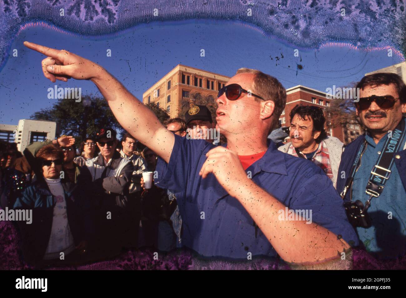 Dallas Texas USA, 22. November 1993: Touristen versammeln sich auf der Dealy Plaza in der Commerce Street in der Innenstadt, um an den 30. Jahrestag der Attentat auf Präsident Kennedy in Dallas auf der Dealy Plaza in der Commerce Street zu erinnern. ©Bob Daemmrich Stockfoto