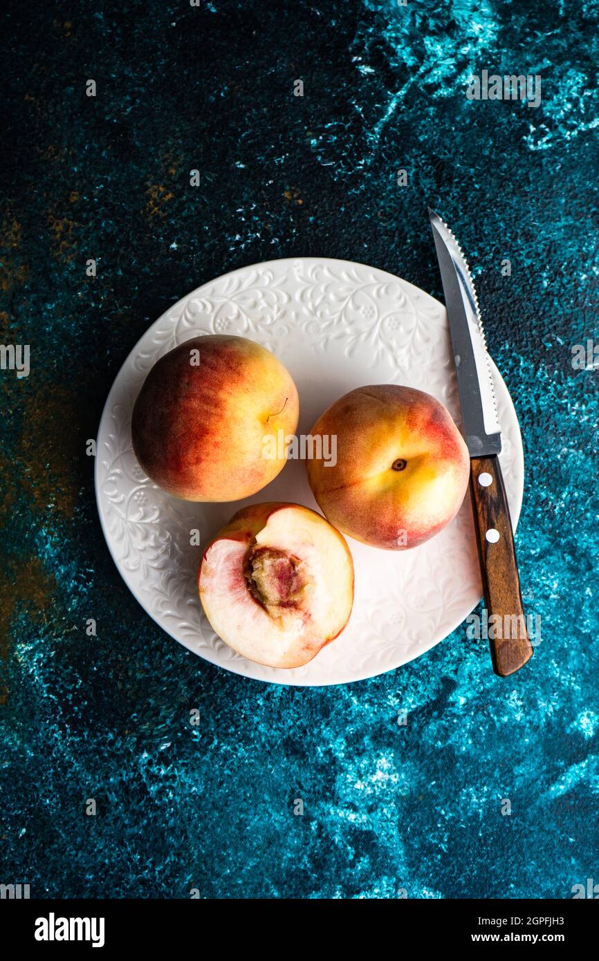 Reife und gesunde Pfirsichfrüchte in der Schüssel Stockfoto