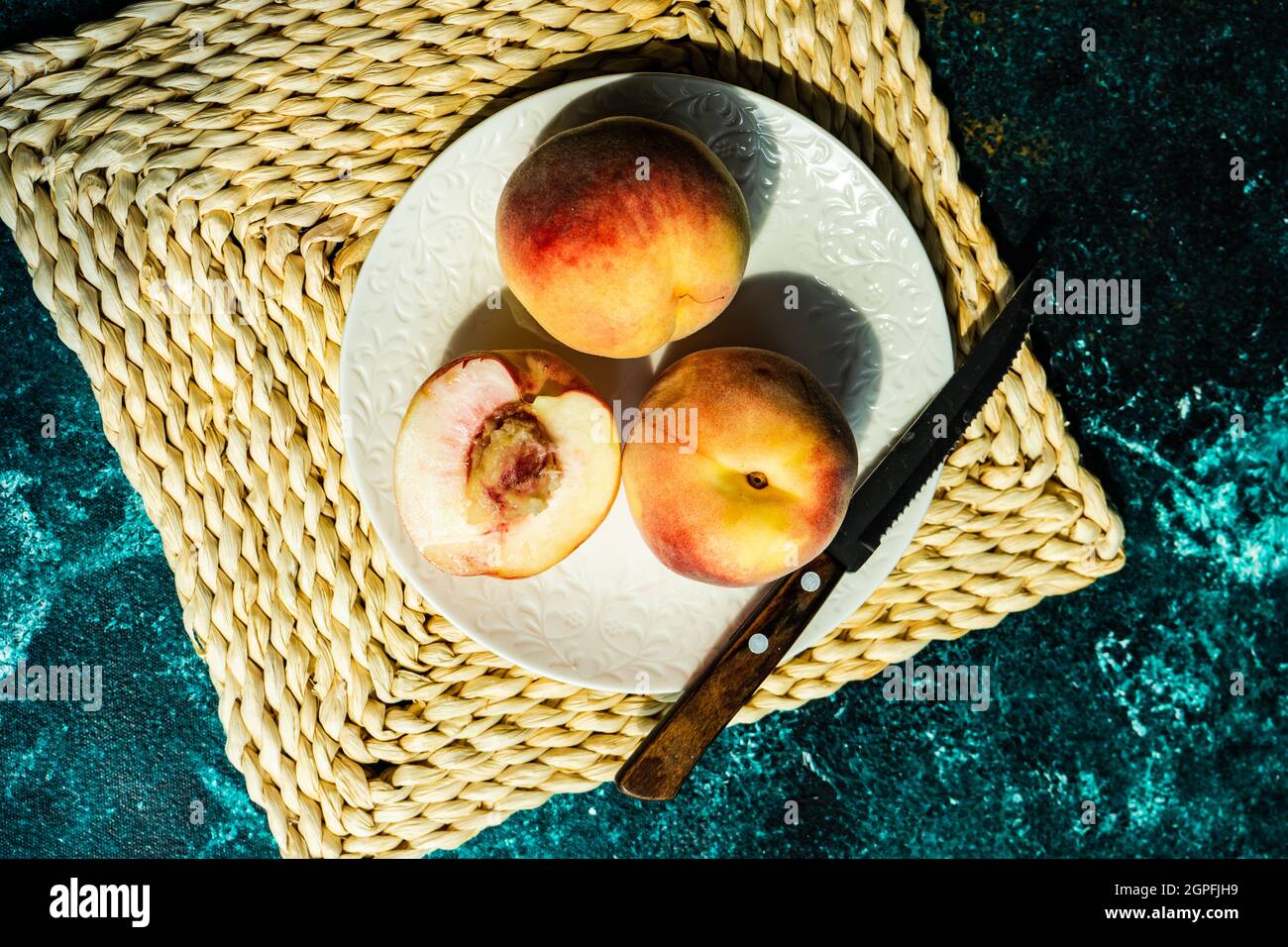 Reife und gesunde Pfirsichfrüchte in der Schüssel Stockfoto