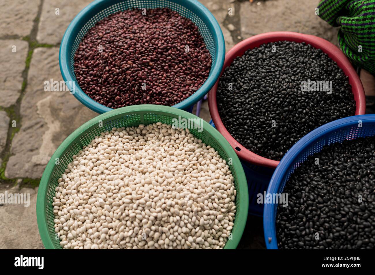 Weiße, rote und schwarze Bohnen in Sieb Stockfoto