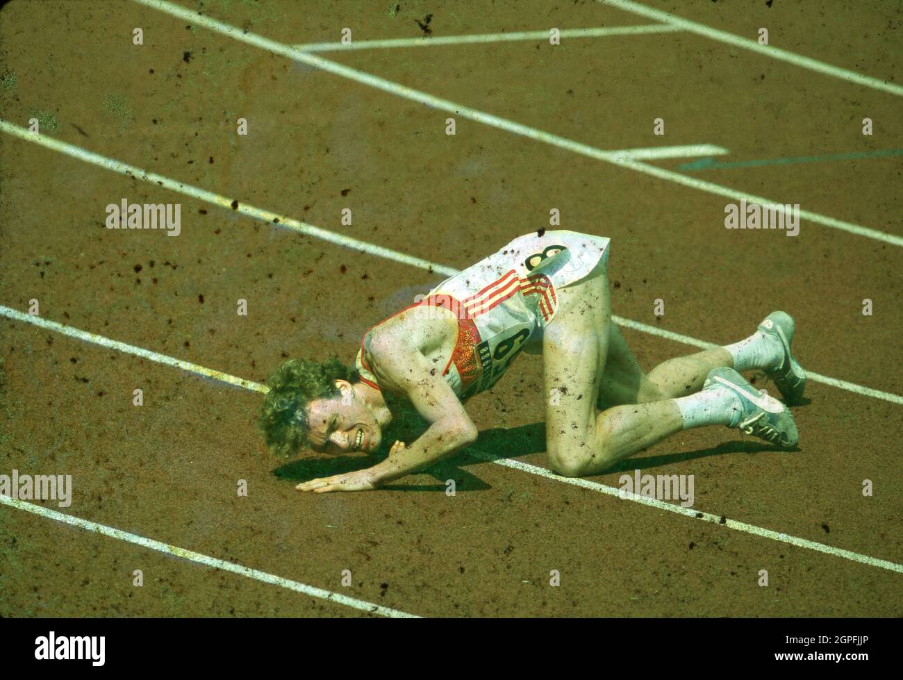 Seoul Korea 1988: Der deutsche 5,000-Meter-Läufer Dieter Baumann bricht an der Ziellinie zusammen, nachdem er bei den Olympischen Spielen in Seoul 1988 den zweiten Platz belegte. ©Bob Daemmrich Stockfoto