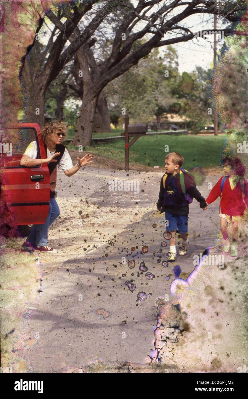 Austin Texas USA, um 1994: Fremde Gefahr: Drittklässler, die von der Schule nach Hause gehen, vermeiden einen Fremden im Auto, Foto-Illustration. HERR Ei-0319-321 ©Bob Daemmrich Stockfoto