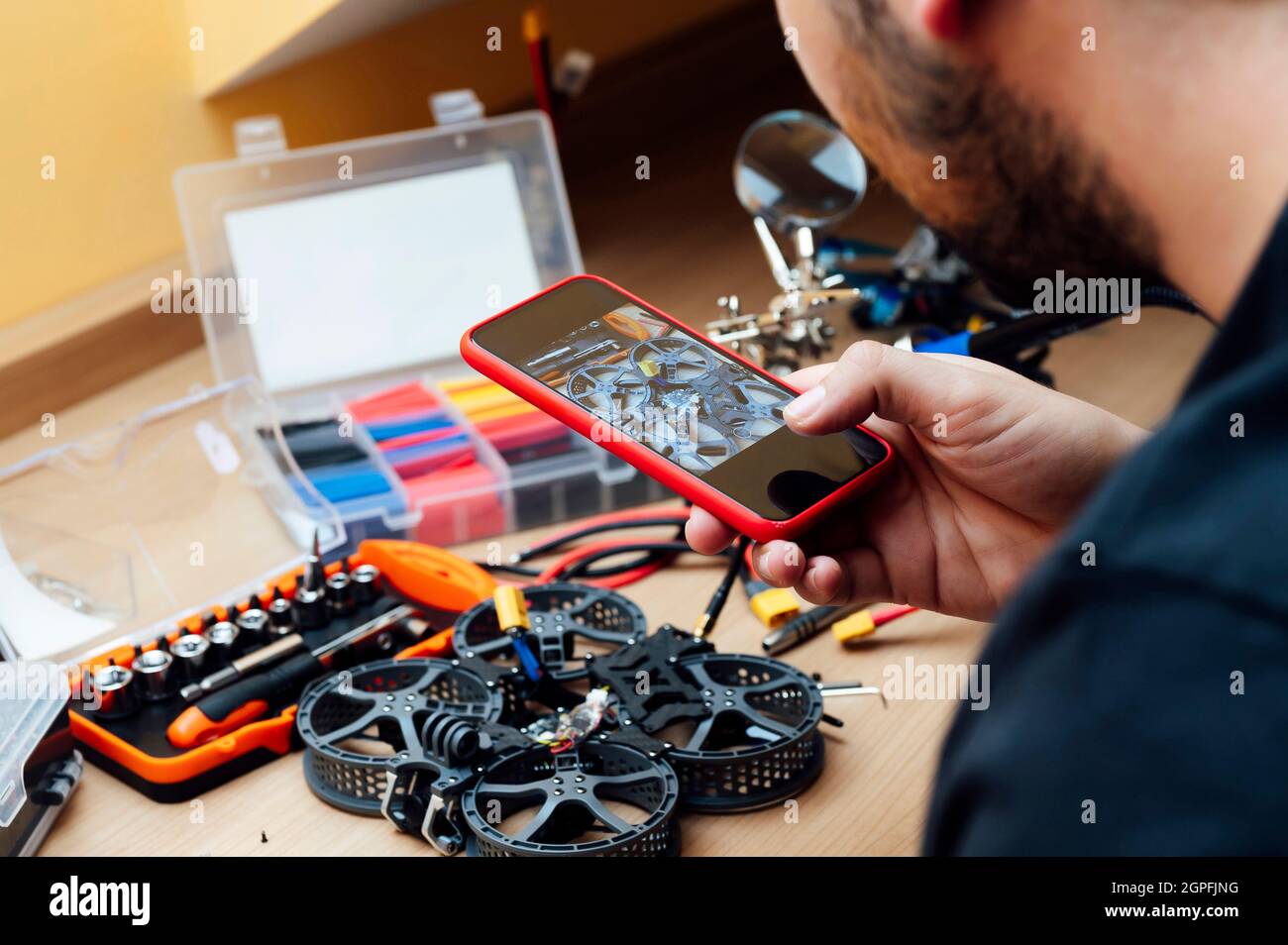 Mann repariert Eine Drohne.Ingenieur repariert eine Drohne zu Hause Stockfoto