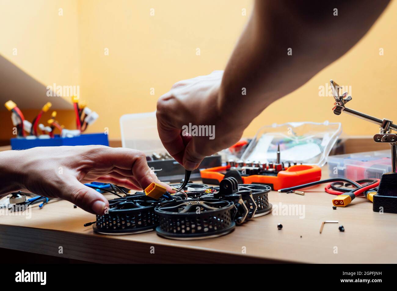 Mann repariert Eine Drohne.Ingenieur repariert eine Drohne zu Hause Stockfoto