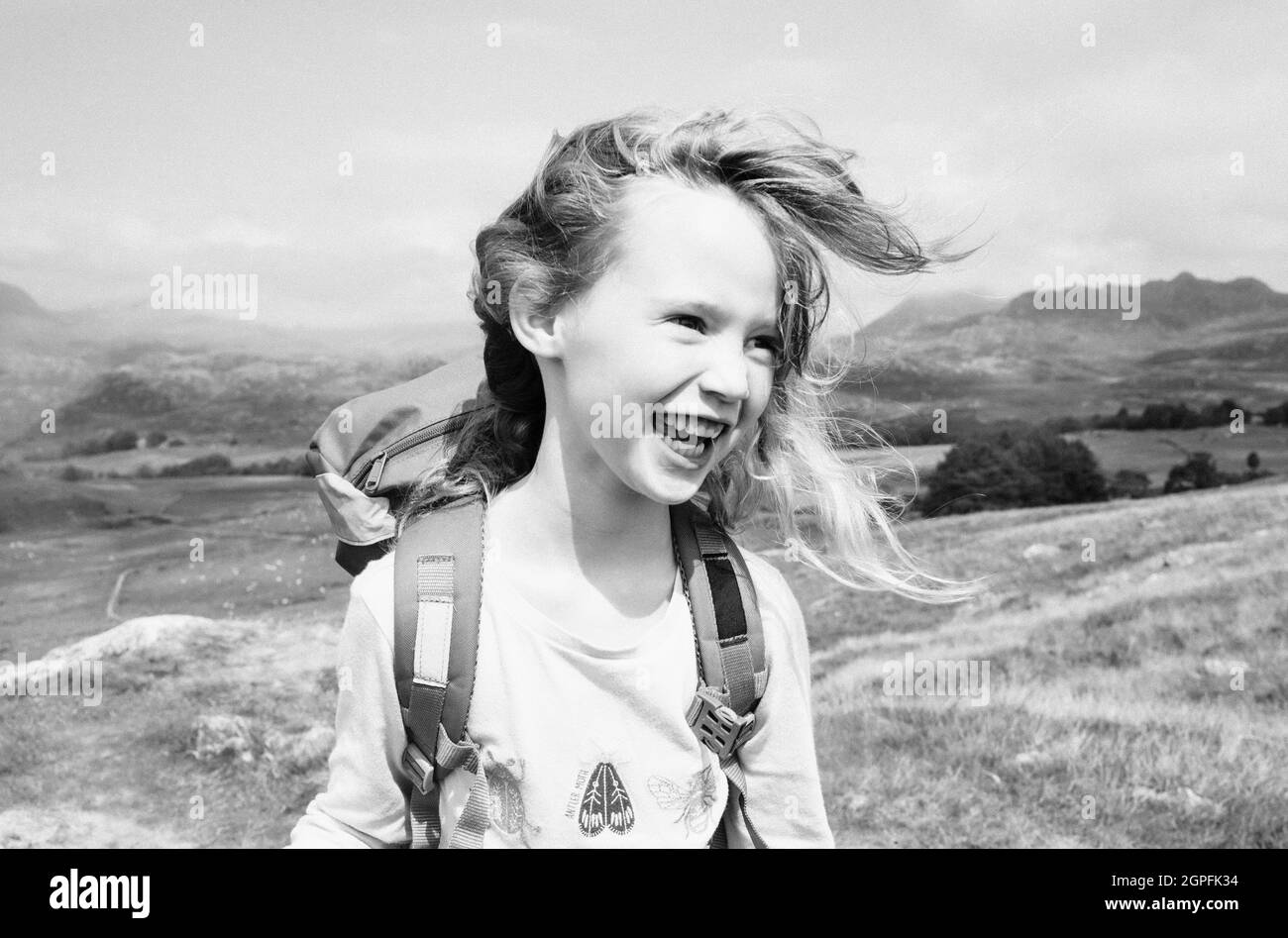 Ein ehrliches Porträt eines Mädchens, das glücklich durch das schottische Hochland wandert Stockfoto