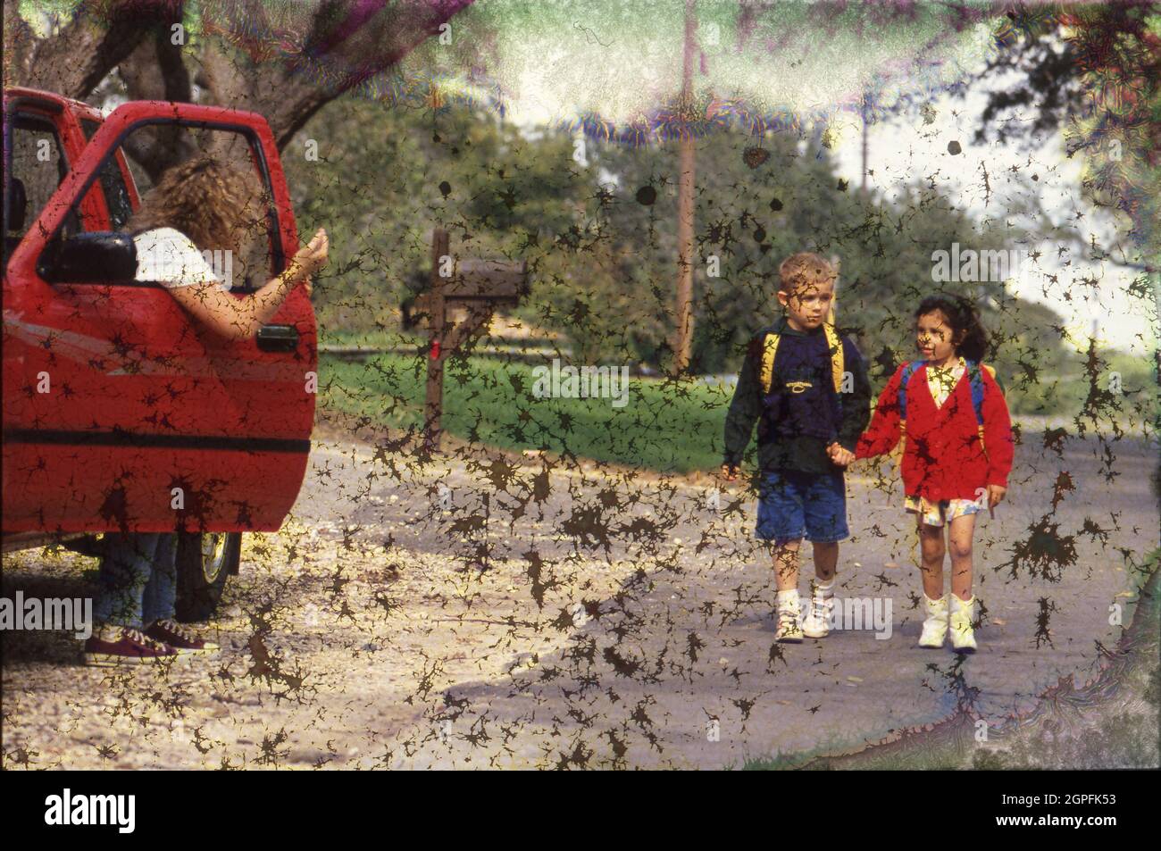 Austin Texas USA, um 1994: Fremde Gefahr: Drittklässler, die von der Schule nach Hause gehen, vermeiden einen Fremden im Auto, Foto-Illustration. HERR Ei-0319-321 ©Bob Daemmrich Stockfoto