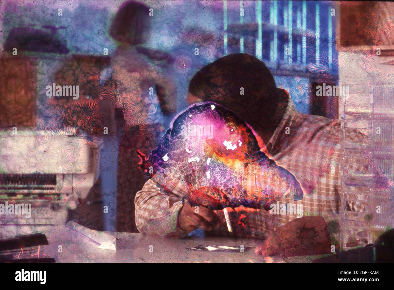 Austin Texas USA, 1997: Foto-Illustration eines Mannes, der in seinem Büro Kokain schnaucht, während er auf Mitarbeiter aufpassen muss. HERR EU-333 ©Bob Daemmrich Stockfoto