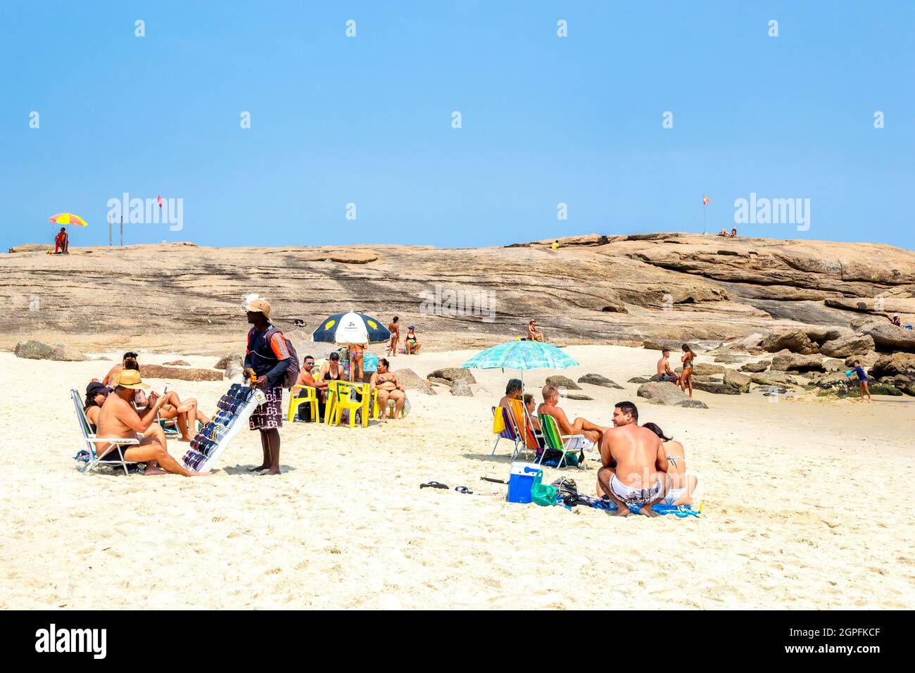 Touristen genießen den Strand Piratininga in Niteroi, Rio de Janeiro, Brasilien. Der blaue Strand ist ein berühmtes Reiseziel des Landes Stockfoto