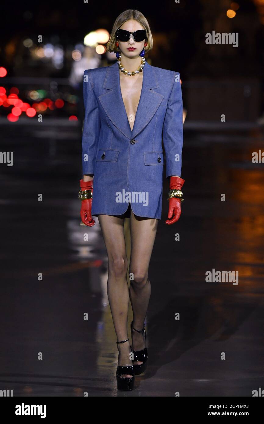 Modelspaziergänge auf dem Laufsteg der Saint Laurent Modenschau während der Frühjahr/Sommer 2022 Kollektionen Modenschau auf der Paris Fashion Week in Paris, Frankreich am 28. September 2021. (Foto von Jonas Gustavsson/Sipa USA) Stockfoto